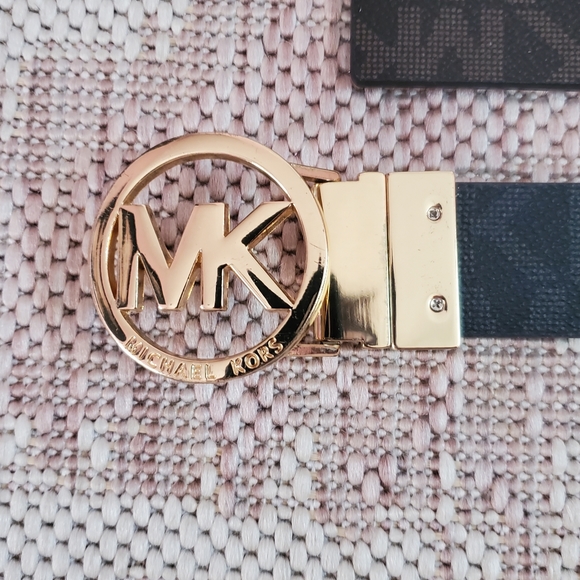 Michael Kors Reversible Signature with Logo Buckle Belt - Picture 2 of 7